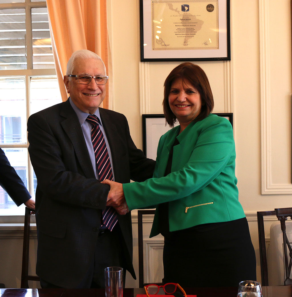 9/08/16. Patricia Bullrich y Jorge Todesca firman convenio entre el Ministerio de Seguridad de la Nación y el INDEC.